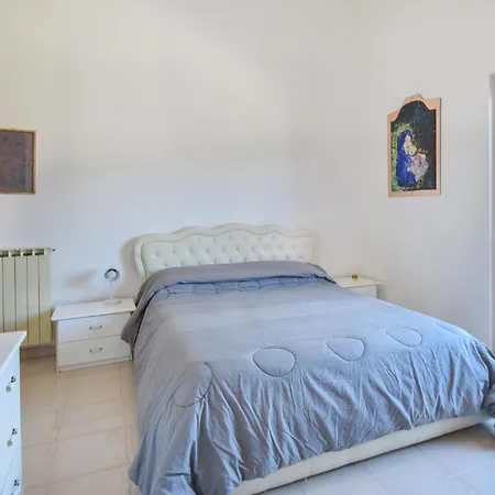 3 Bedroom Gorgeous In Lavinio Holiday home Casale Vignarola