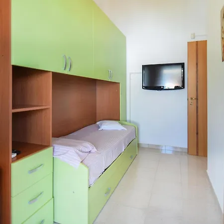 3 Bedroom Gorgeous In Lavinio *