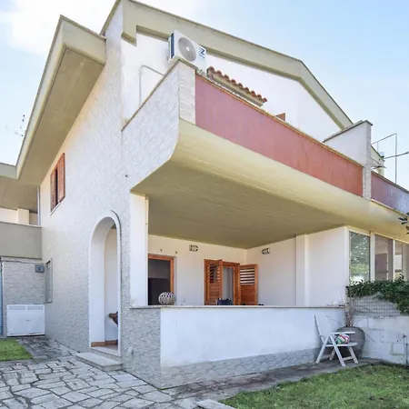 3 Bedroom Gorgeous In Lavinio *