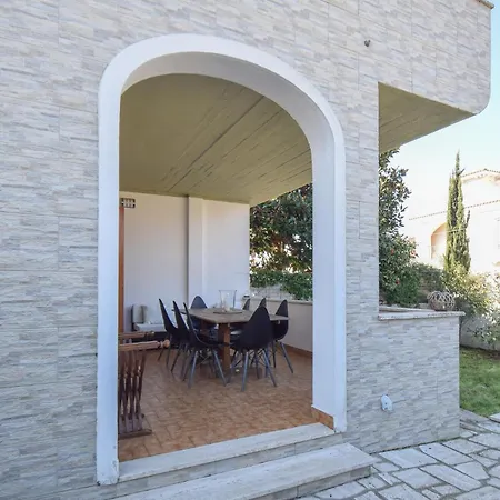 3 Bedroom Gorgeous In Lavinio *